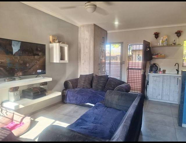 2 BEDROOM TOWNHOUSE FOR SALE IN ROOIHUISKRAAL NORTH